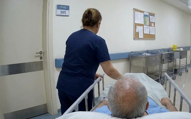 Bərdədə sanitar qadın 70 yaşlı huşsuz xəstəni 40 dəqiqə dayanmadan döyüb